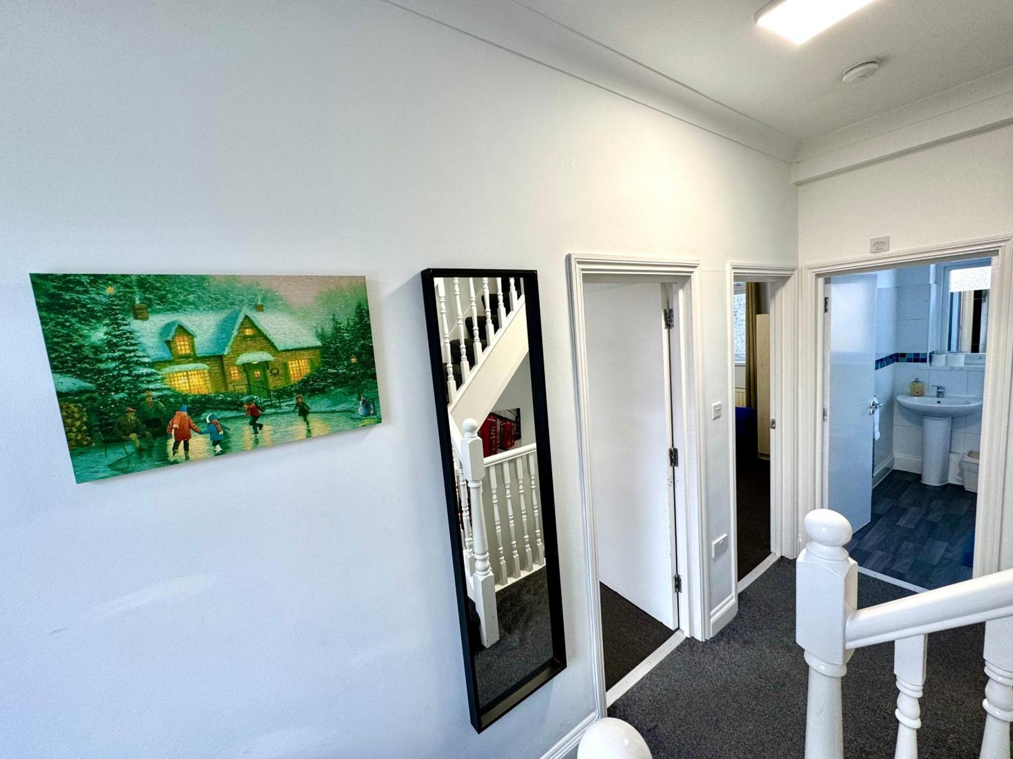 Leilighet 3 Bedrooms 3 Bathrooms Spacious House, Reception, Kitchen, Garden, Parking *