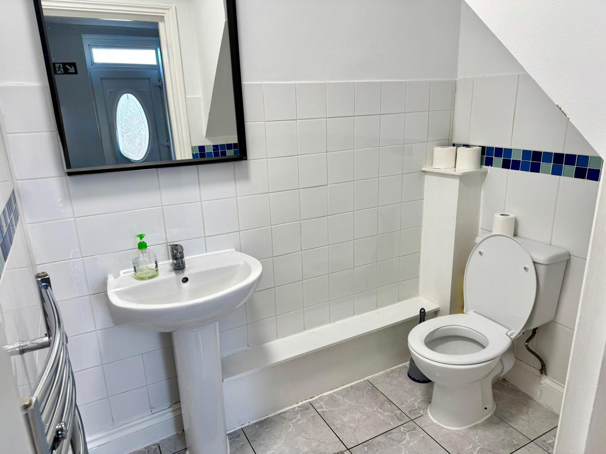 Leilighet 3 Bedrooms 3 Bathrooms Spacious House, Reception, Kitchen, Garden, Parking London
