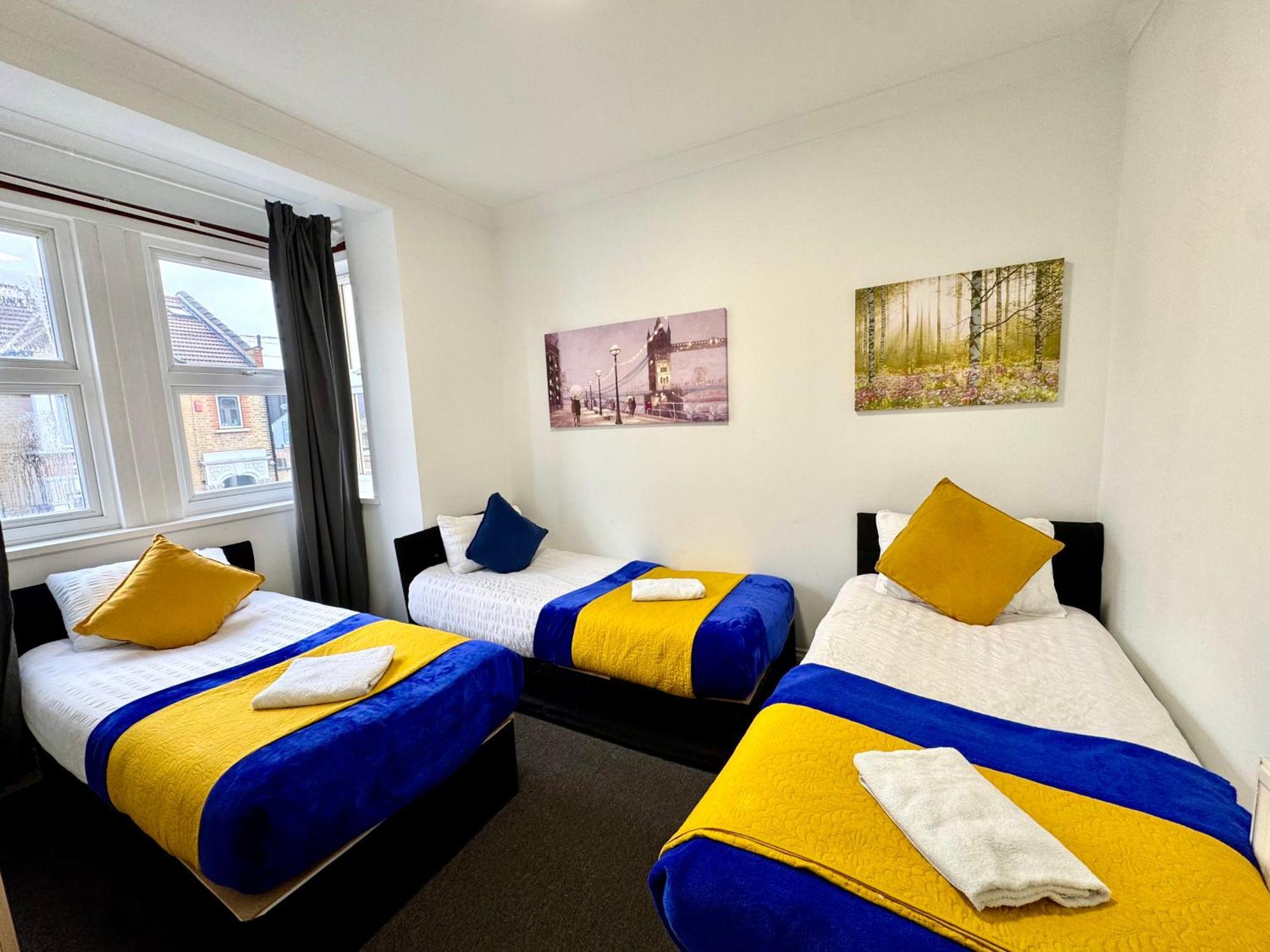 3 Bedrooms 3 Bathrooms Spacious House, Reception, Kitchen, Garden, Parking Leilighet
