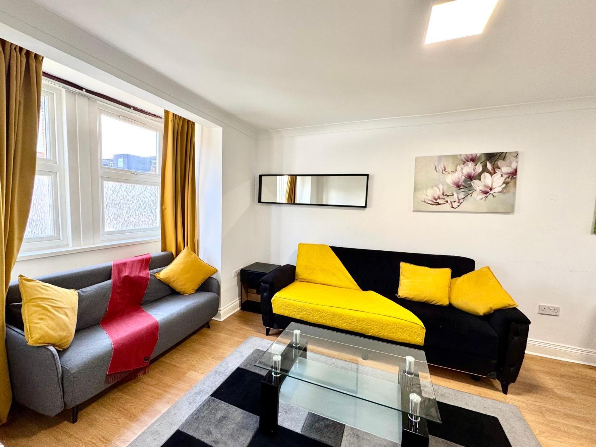 Leilighet 3 Bedrooms 3 Bathrooms Spacious House, Reception, Kitchen, Garden, Parking *