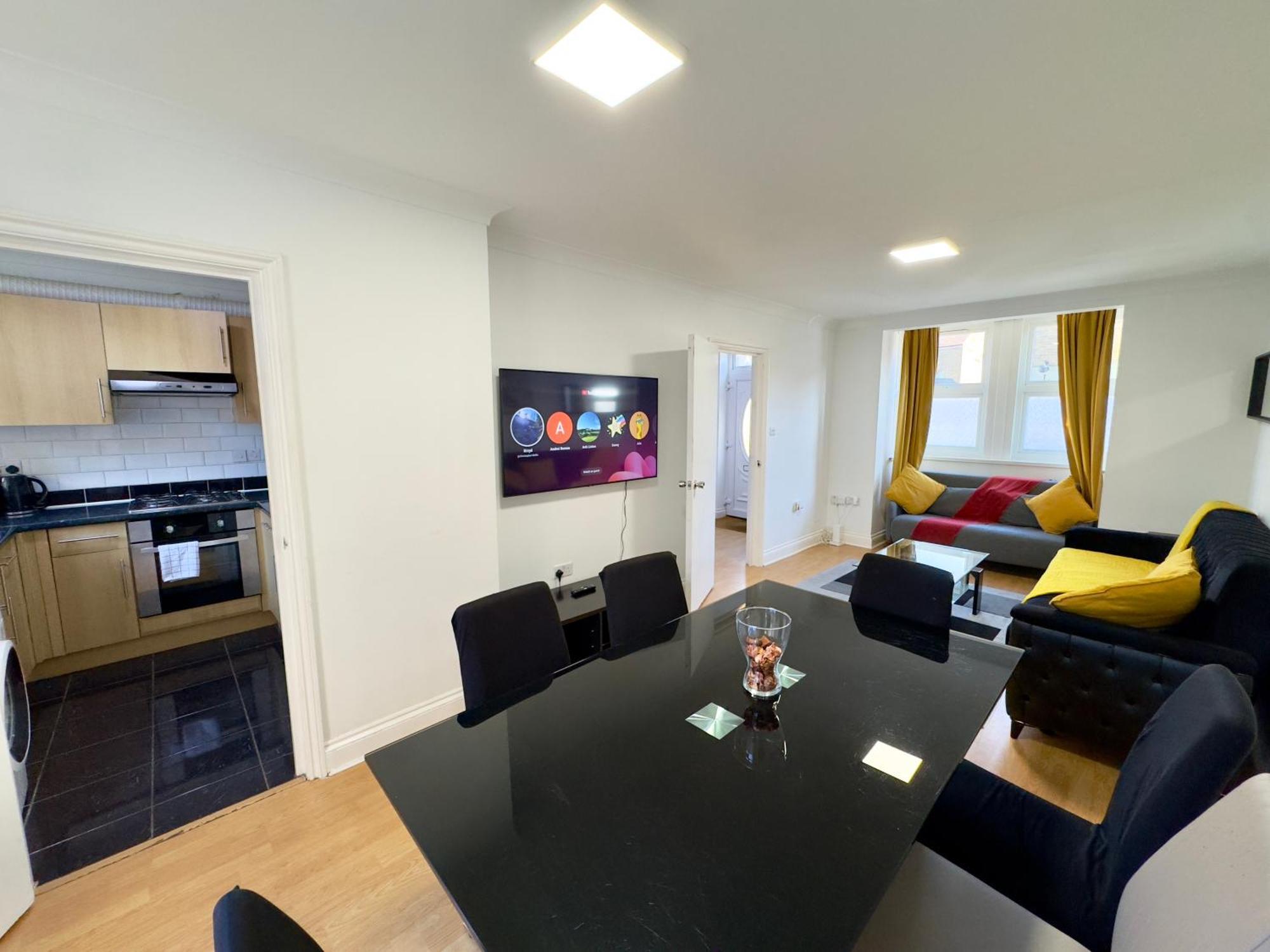 3 Bedrooms 3 Bathrooms Spacious House, Reception, Kitchen, Garden, Parking Leilighet London