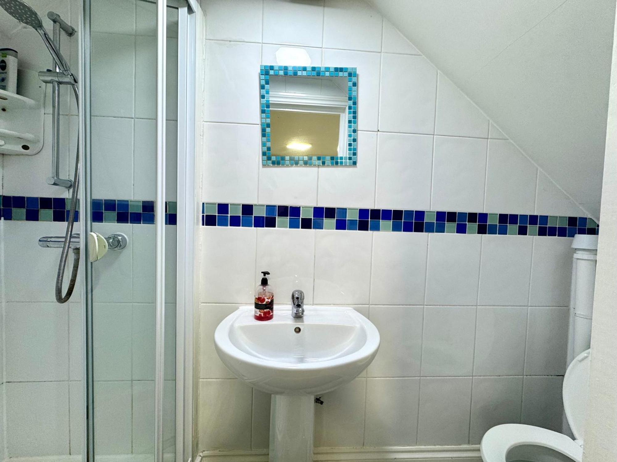 3 Bedrooms 3 Bathrooms Spacious House, Reception, Kitchen, Garden, Parking Leilighet