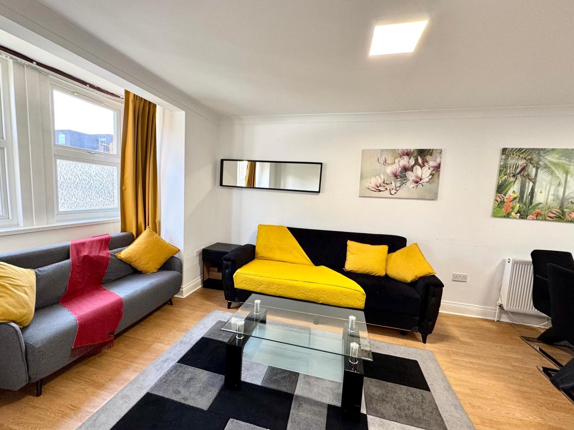 Leilighet 3 Bedrooms 3 Bathrooms Spacious House, Reception, Kitchen, Garden, Parking