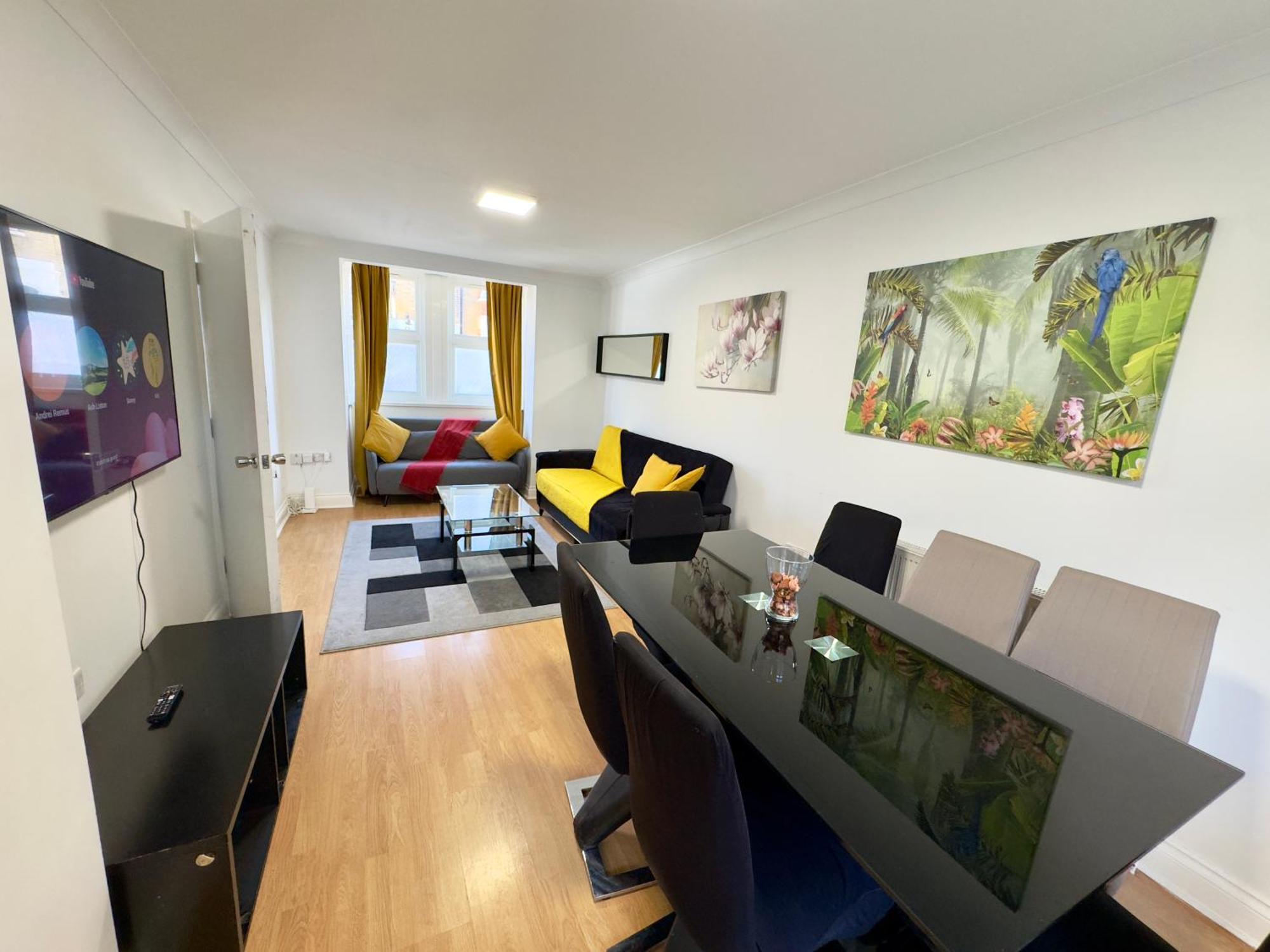 3 Bedrooms 3 Bathrooms Spacious House, Reception, Kitchen, Garden, Parking Leilighet *