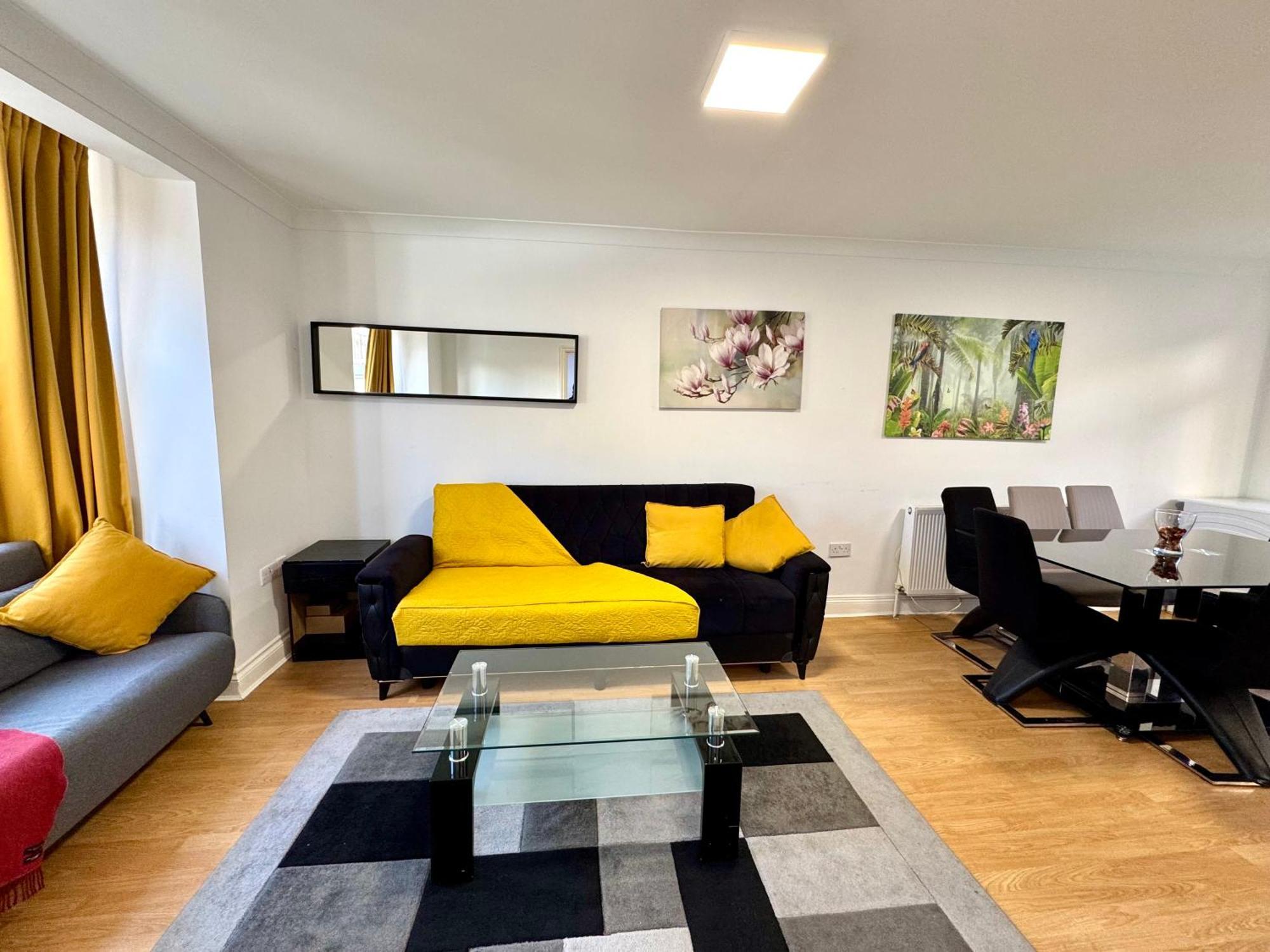 3 Bedrooms 3 Bathrooms Spacious House, Reception, Kitchen, Garden, Parking Leilighet London