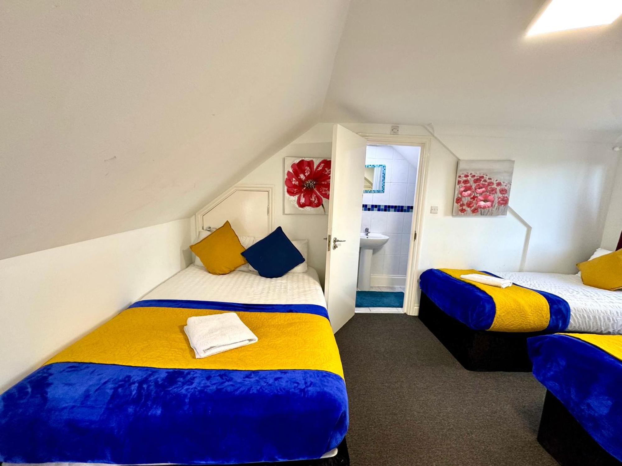 Leilighet 3 Bedrooms 3 Bathrooms Spacious House, Reception, Kitchen, Garden, Parking London
