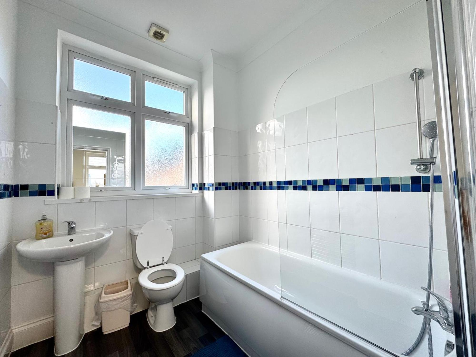 3 Bedrooms 3 Bathrooms Spacious House, Reception, Kitchen, Garden, Parking Leilighet London