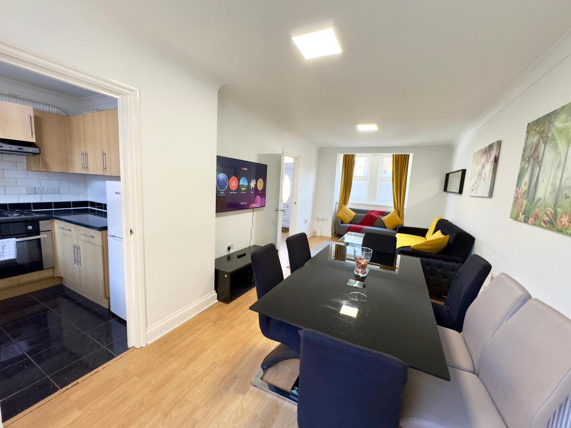 3 Bedrooms 3 Bathrooms Spacious House, Reception, Kitchen, Garden, Parking Leilighet
