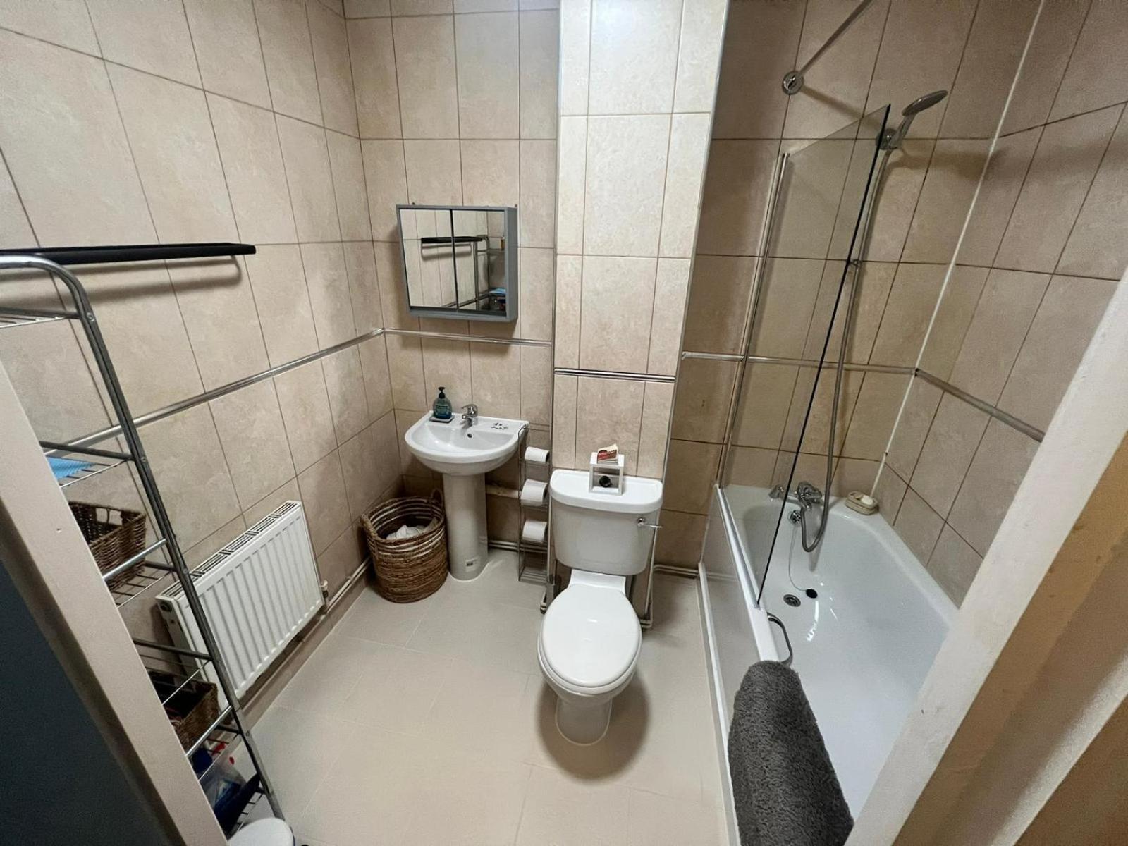 Cosy Private With Shared Bathroom Facilities Guest house London