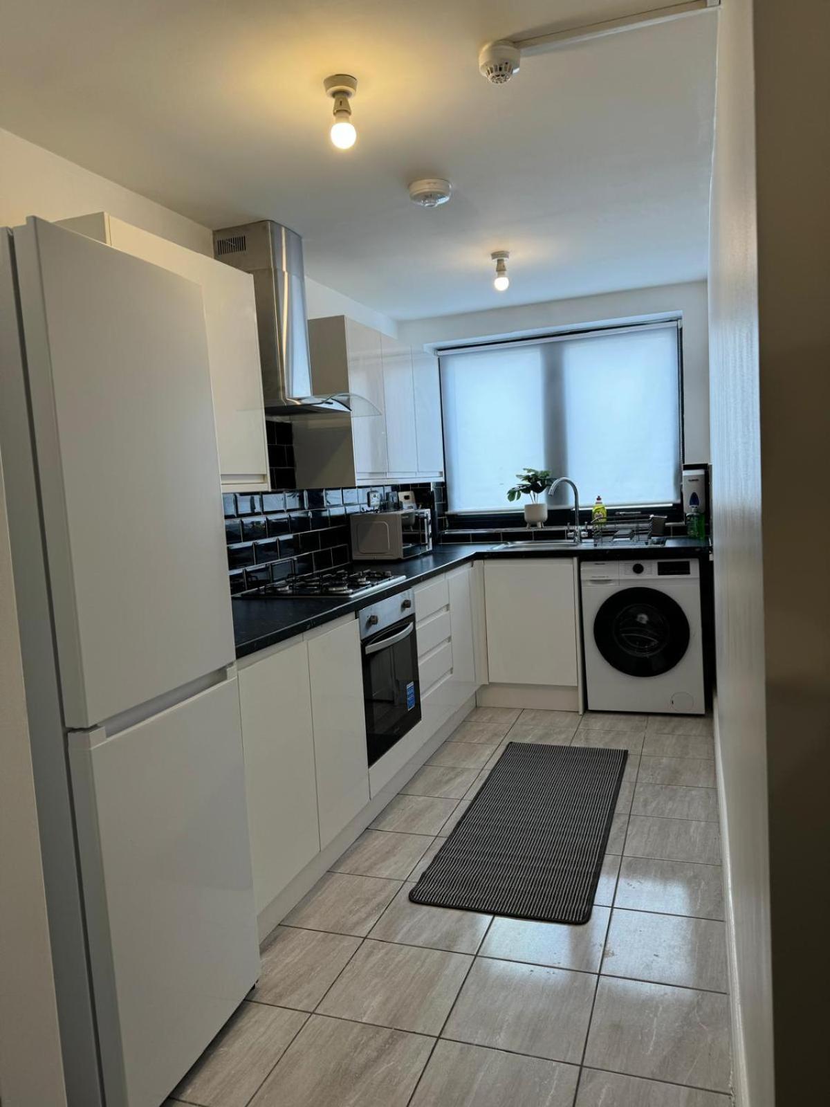 Stylish 4 Bd Ft Ldn Parking Apartamento