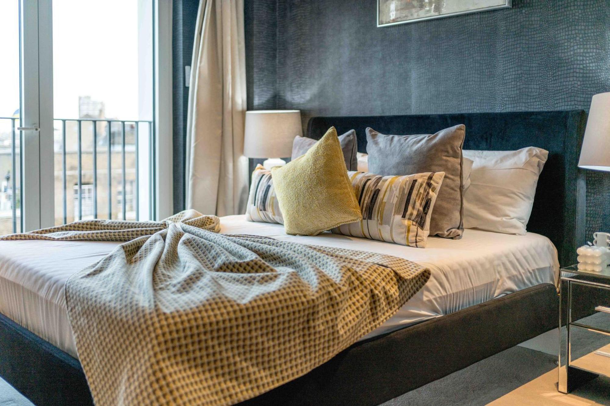 Spectacular Brand New 2 Bedrooms And 2 Bathroom * London