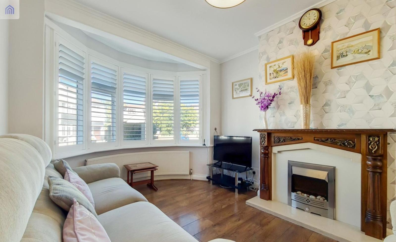 Eejs Charming 3 Bed - With Large Garden * London