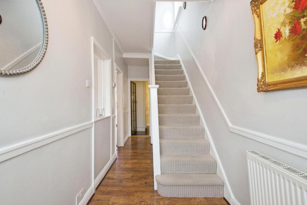 Eejs Charming 3 Bed - With Large Garden London
