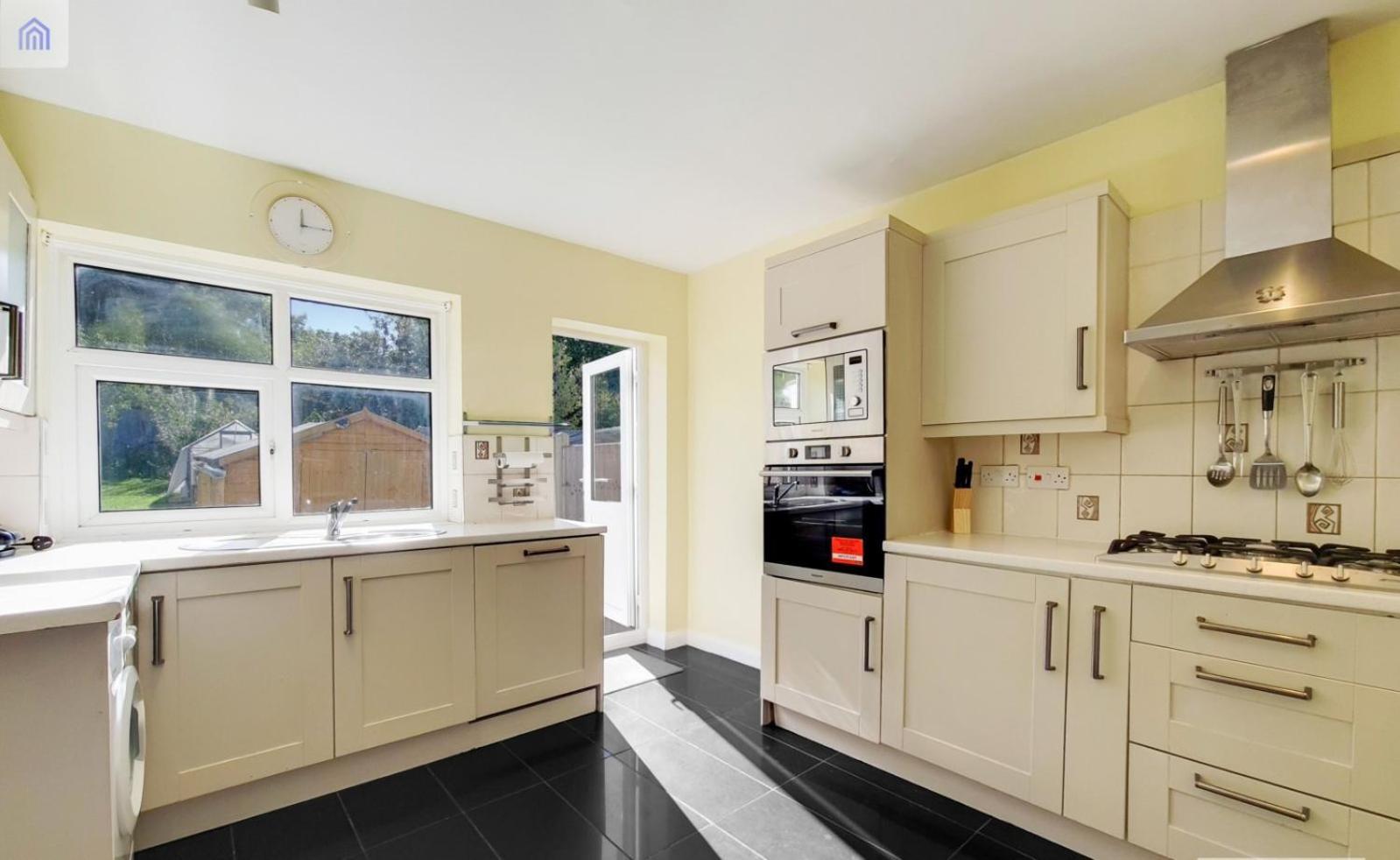 Eejs Charming 3 Bed - With Large Garden * London