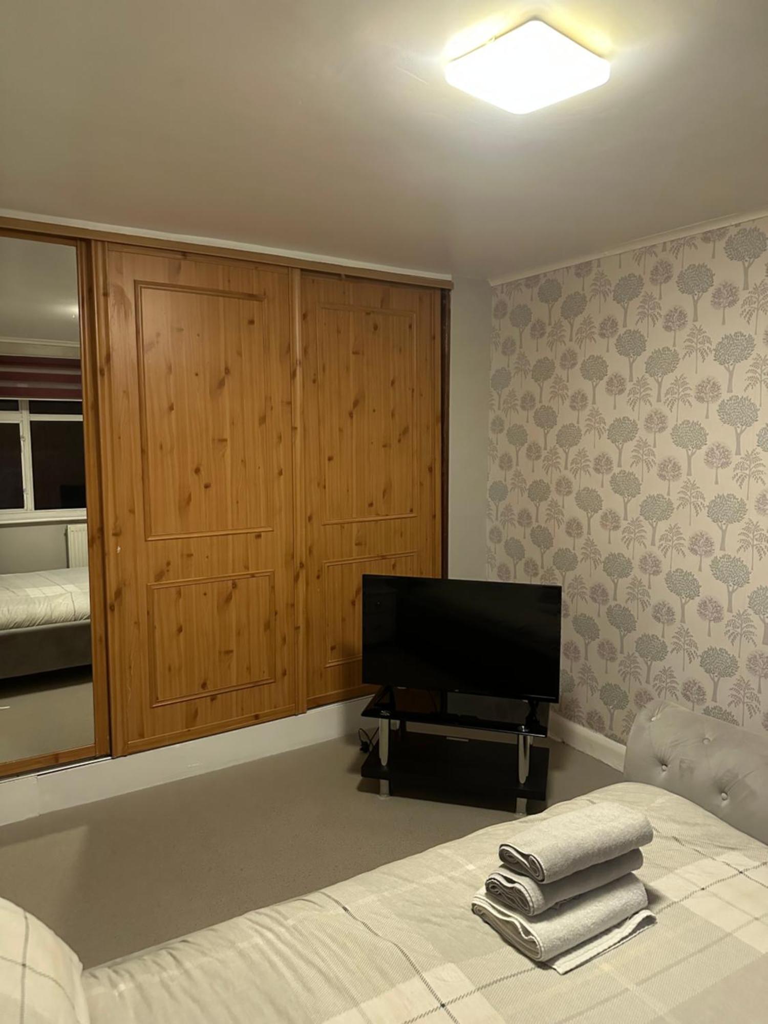 Eejs Charming 3 Bed - With Large Garden Hostel *