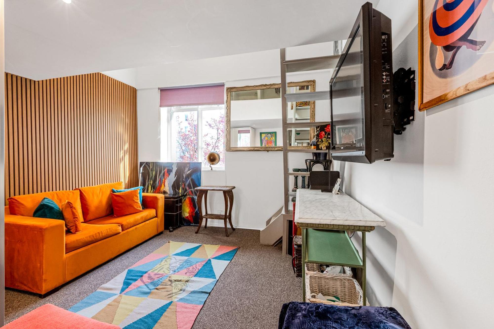 Incredibly Comfortable Near Hyde Park Apartment *