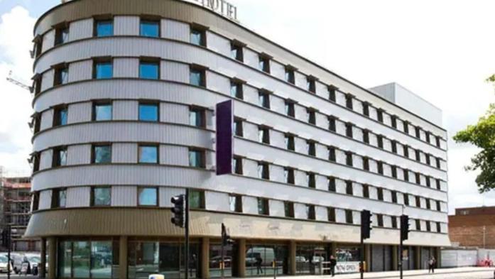 Cozy En-suite Stay, Steps From Elizabeth Line Apartment London