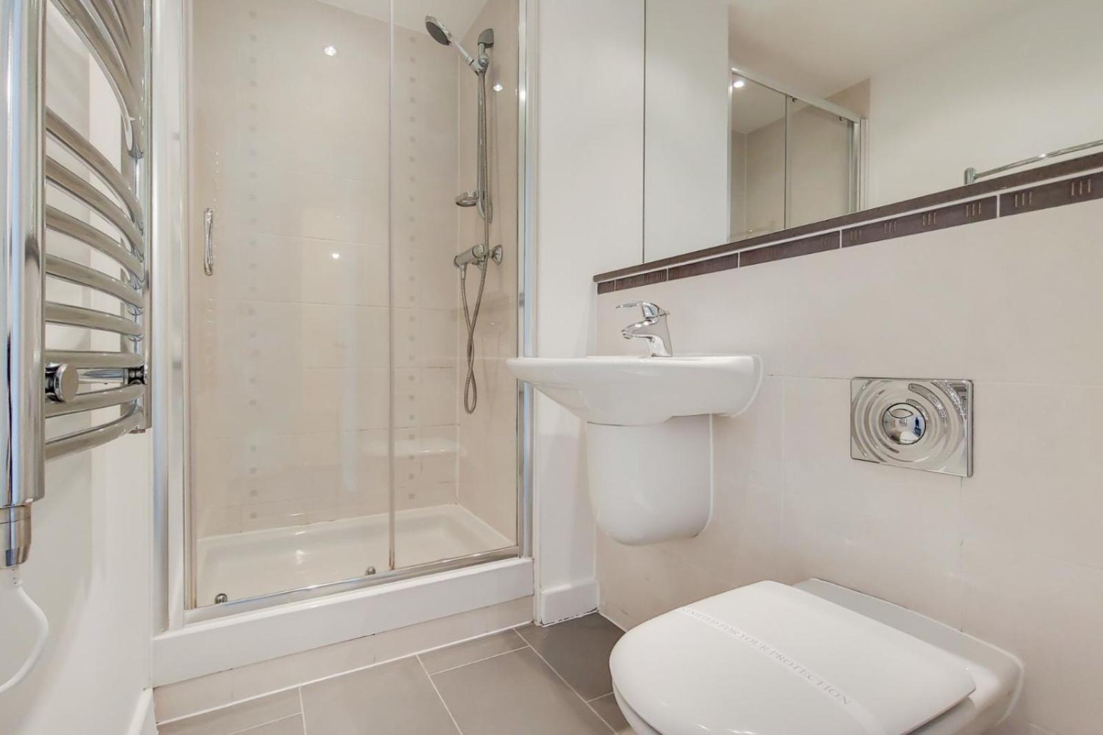 Apartment Stunning 2-bed, 2-bath With Balcony Views Stratford Westfield London