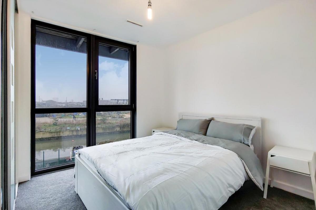 Apartment Stunning 2-bed, 2-bath With Balcony Views Stratford Westfield *