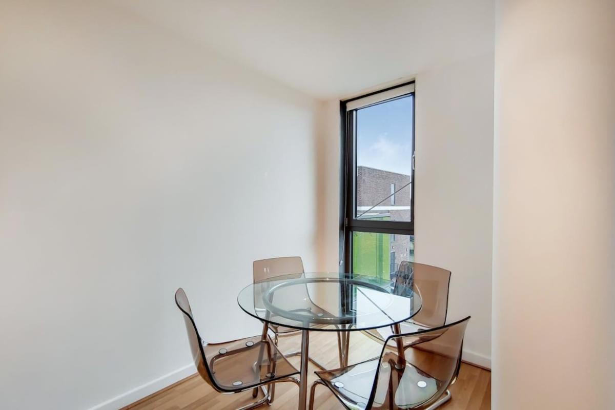 Stunning 2-bed, 2-bath With Balcony Views Stratford Westfield London