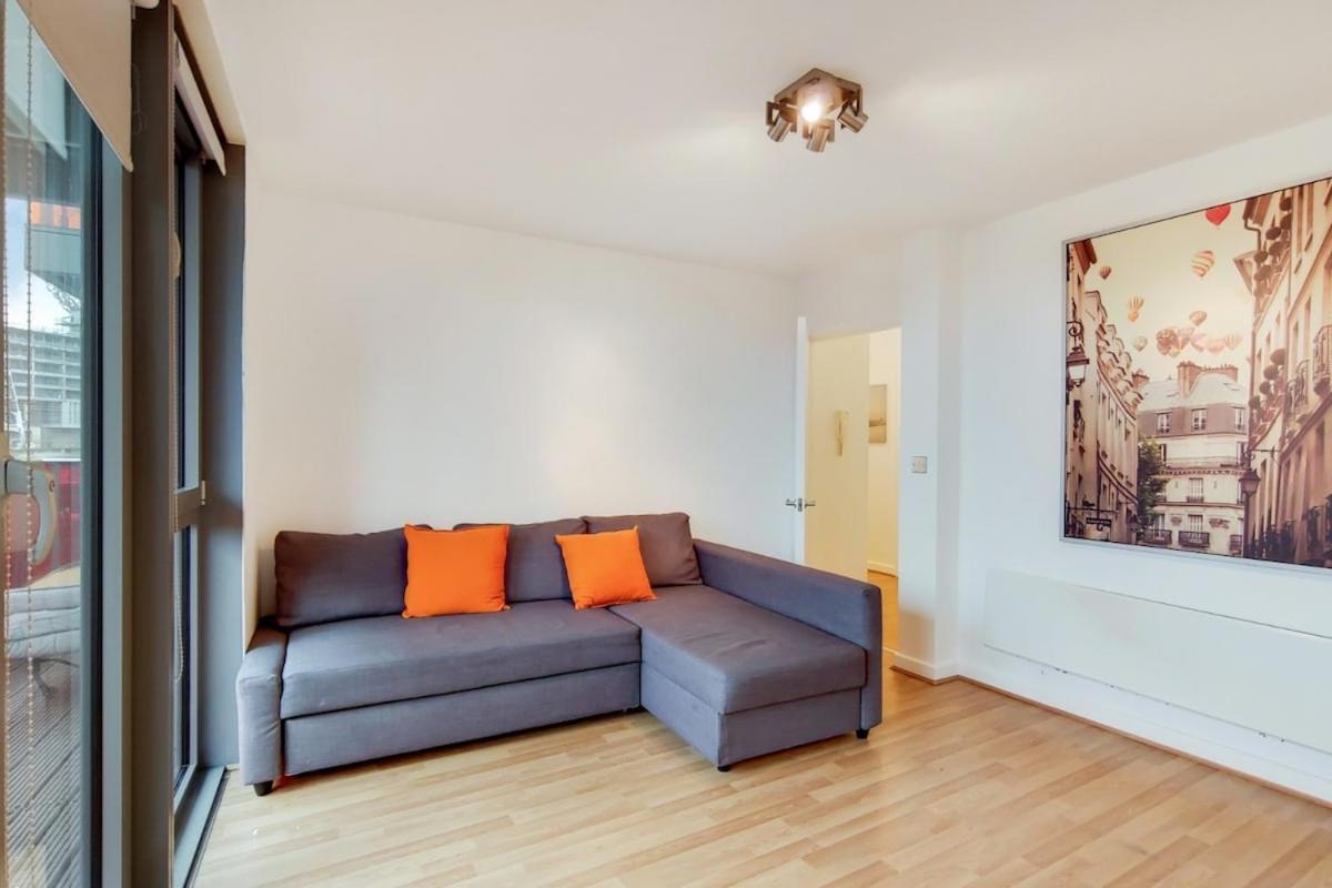 Apartment Stunning 2-bed, 2-bath With Balcony Views Stratford Westfield London