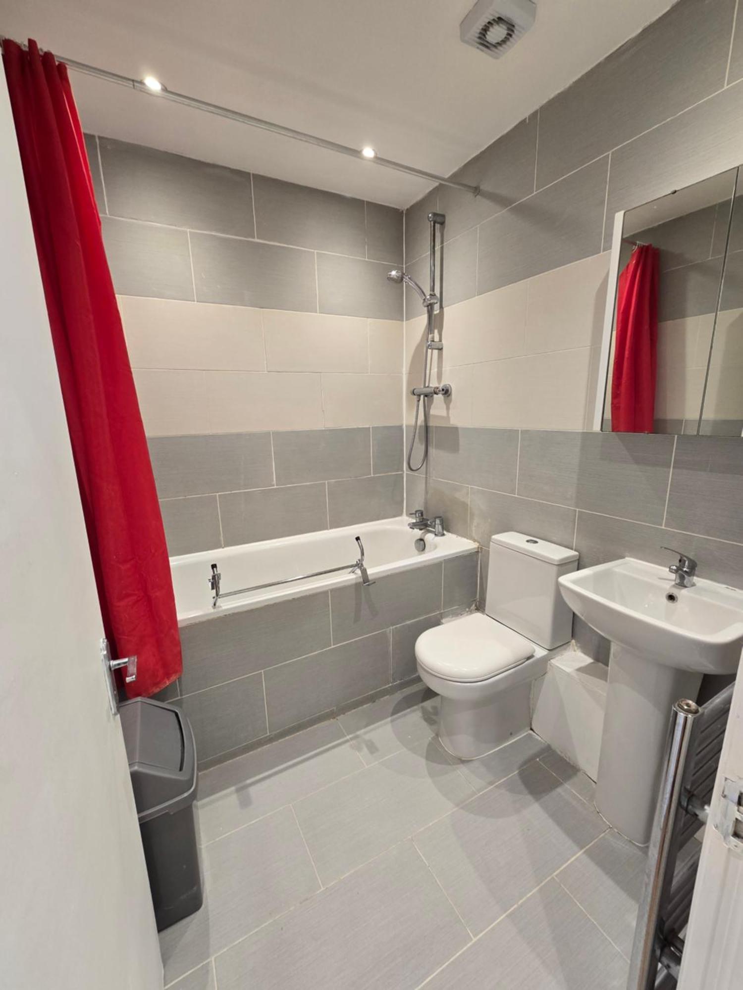Stylish Flat 10 Mins From Train, Near Emirates & Camden Apartment *