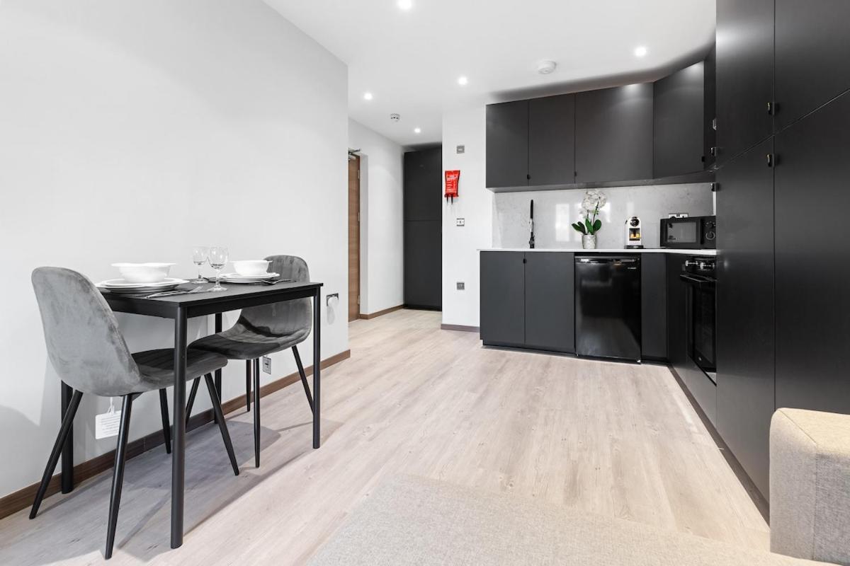 Modern - Near Station - * Londen