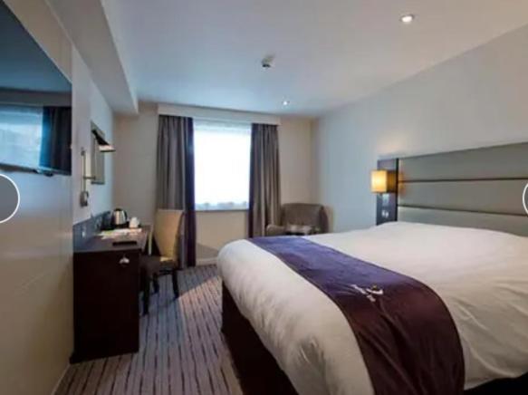 Cozy En-suite Stay, Steps From Elizabeth Line
