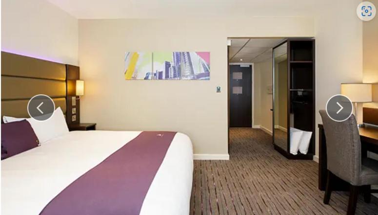 Cozy En-suite Stay, Steps From Elizabeth Line Apartment