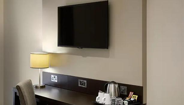 Cozy En-suite Stay, Steps From Elizabeth Line *