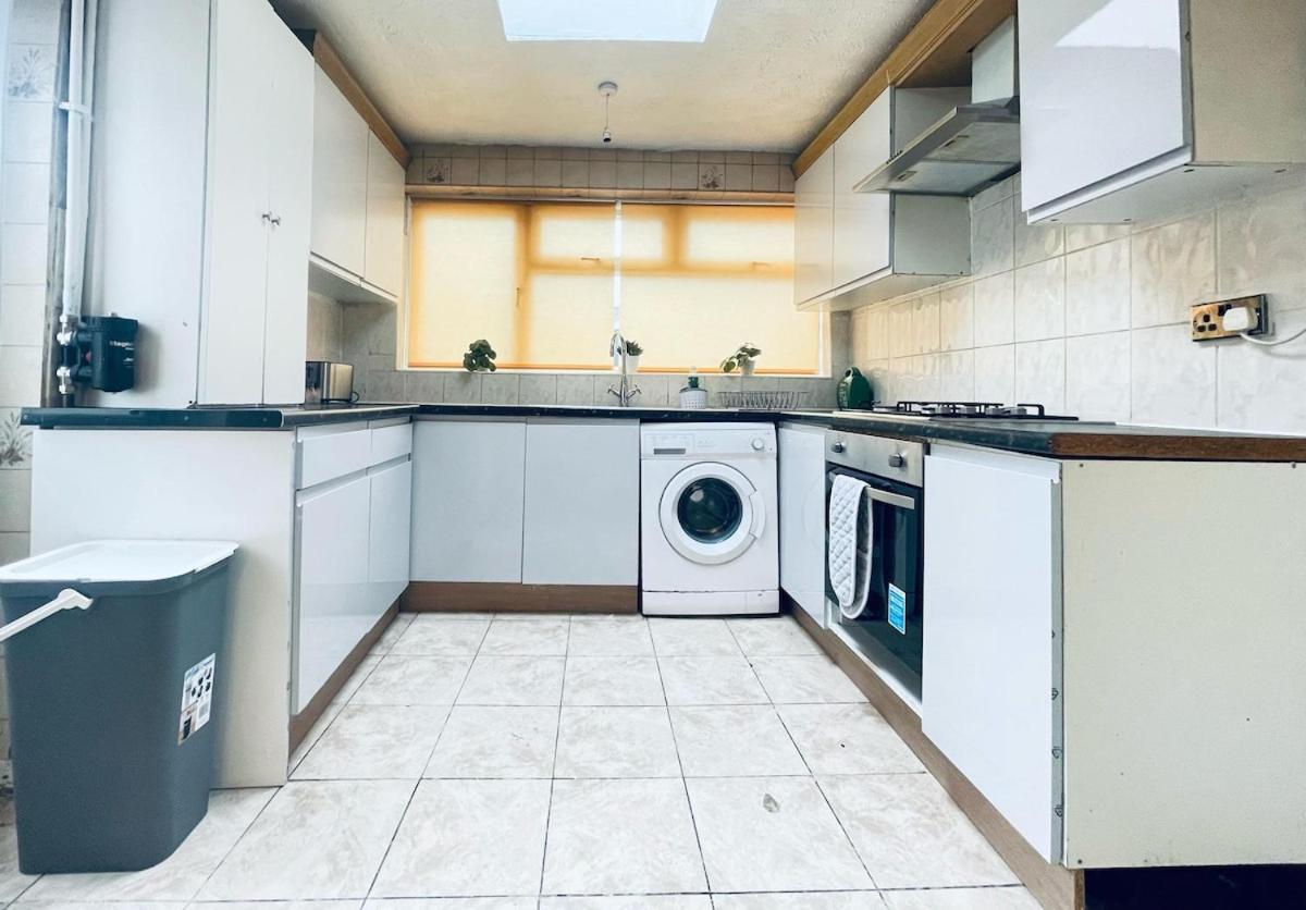 In Plaistow & Free Parking Apartment