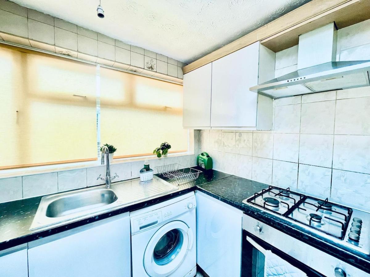 In Plaistow & Free Parking Apartment