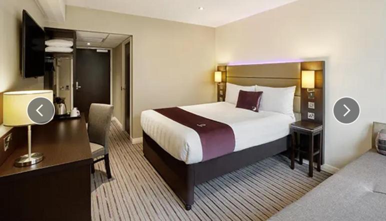Cozy En-suite Stay, Steps From Elizabeth Line Apartment *