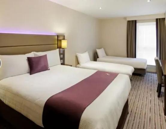 Cozy En-suite Stay, Steps From Elizabeth Line Apartment London