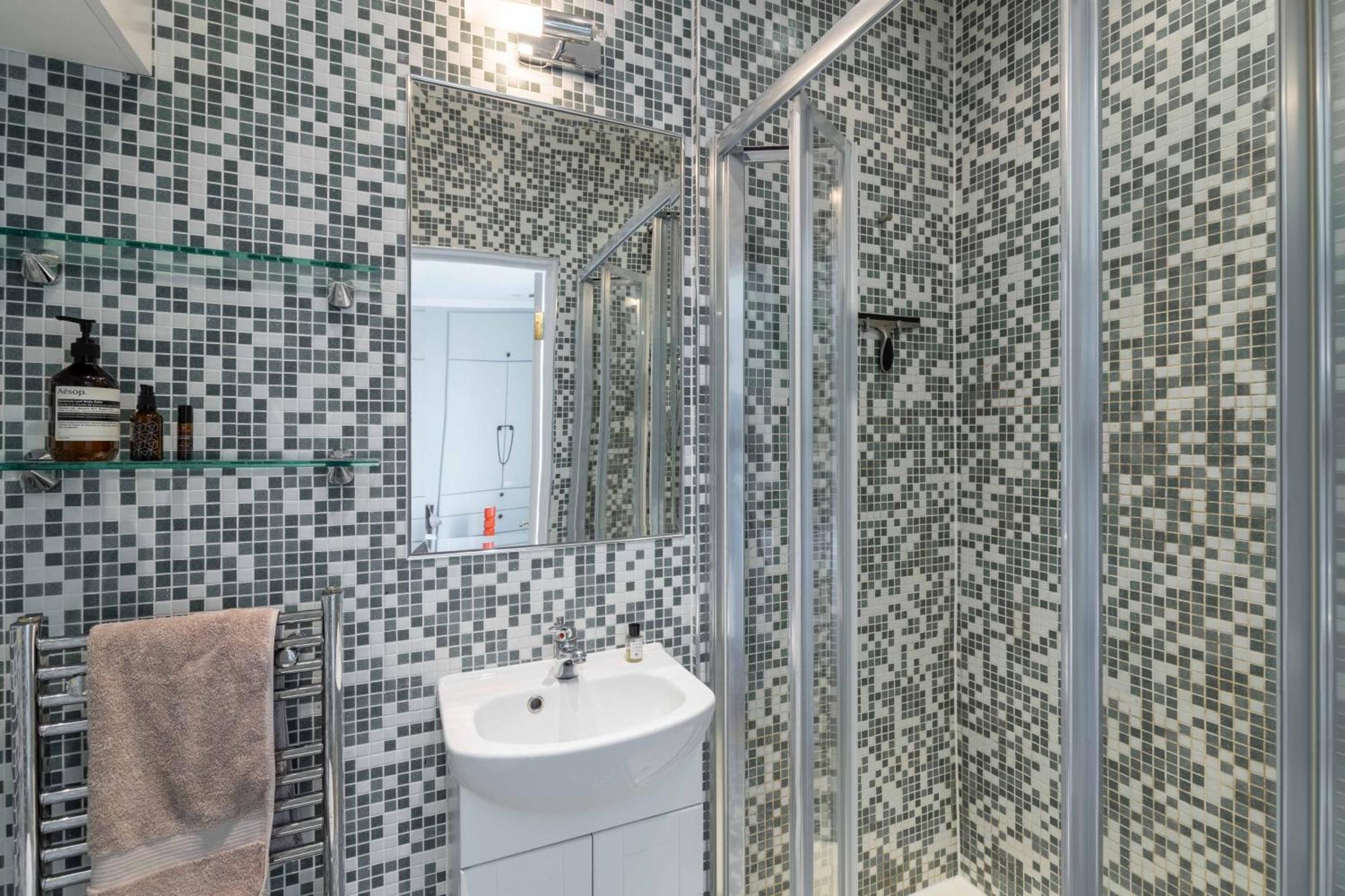 Pass The Keys Charming Portobello Road Holiday home *