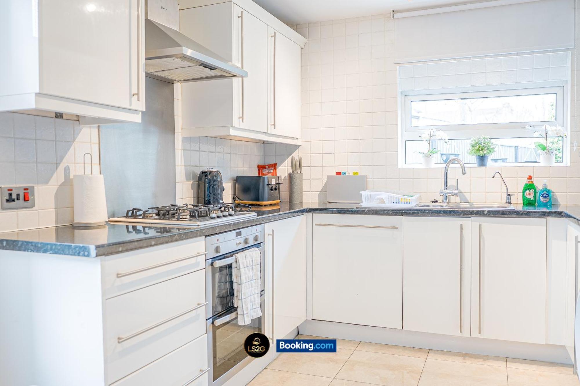Holiday home Stunning House By Ls2g Short Lets & Serviced Greater With Free Wifi *