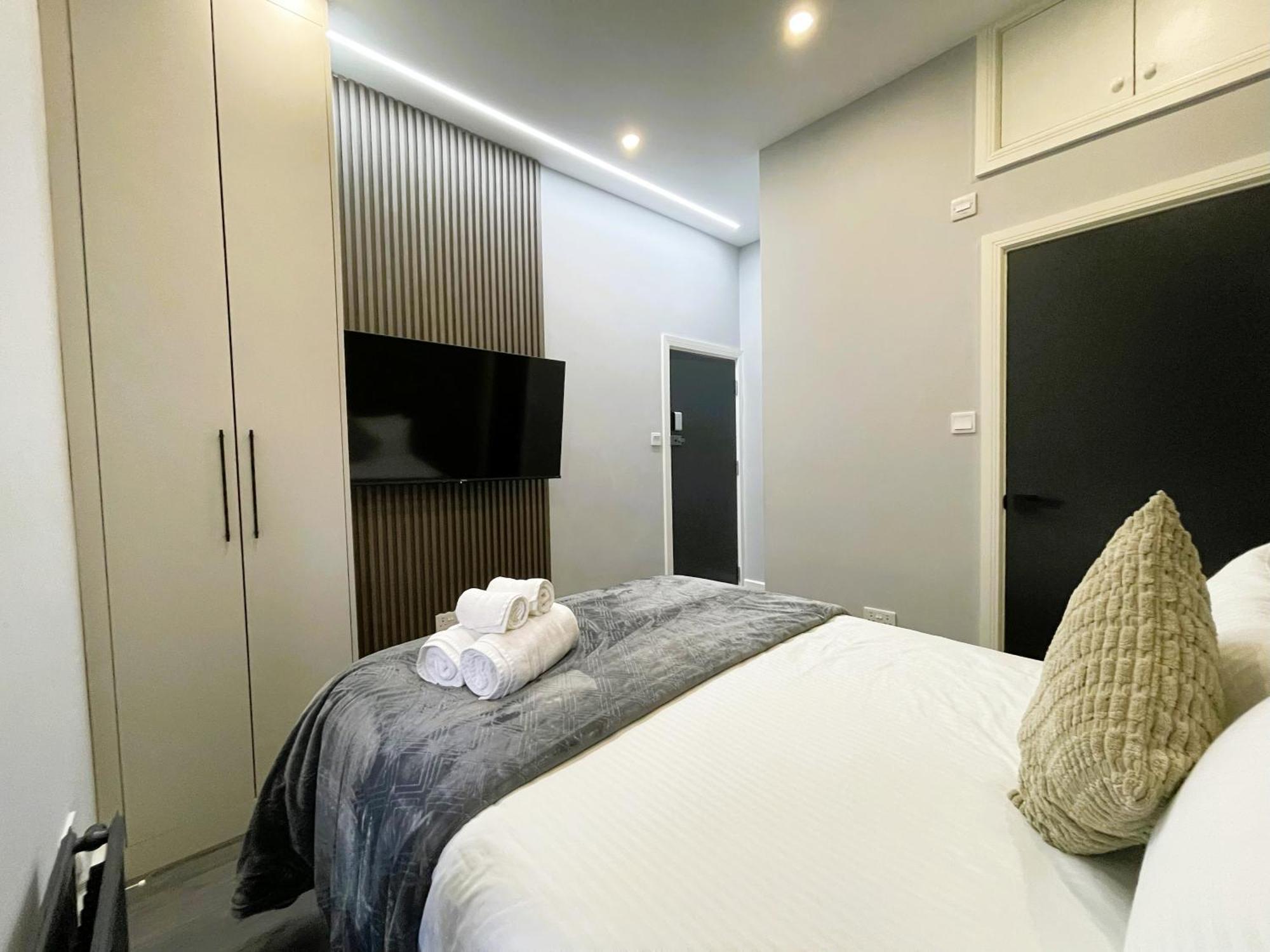 Luxury In Vibrant Area