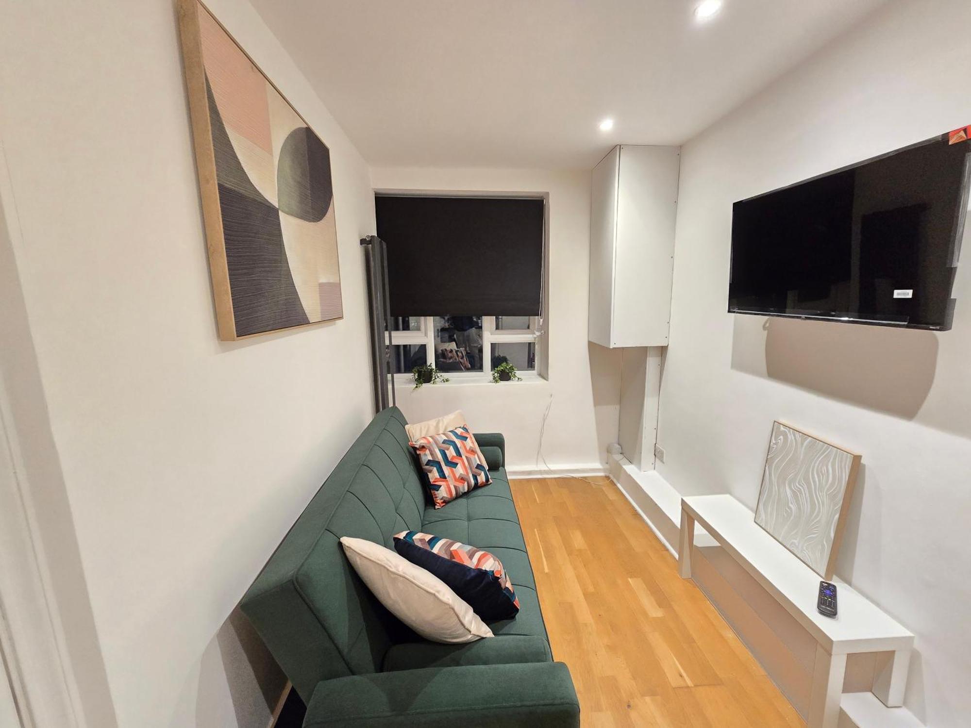 Stylish Flat 10 Mins From Train, Near Emirates & Camden Apartment London