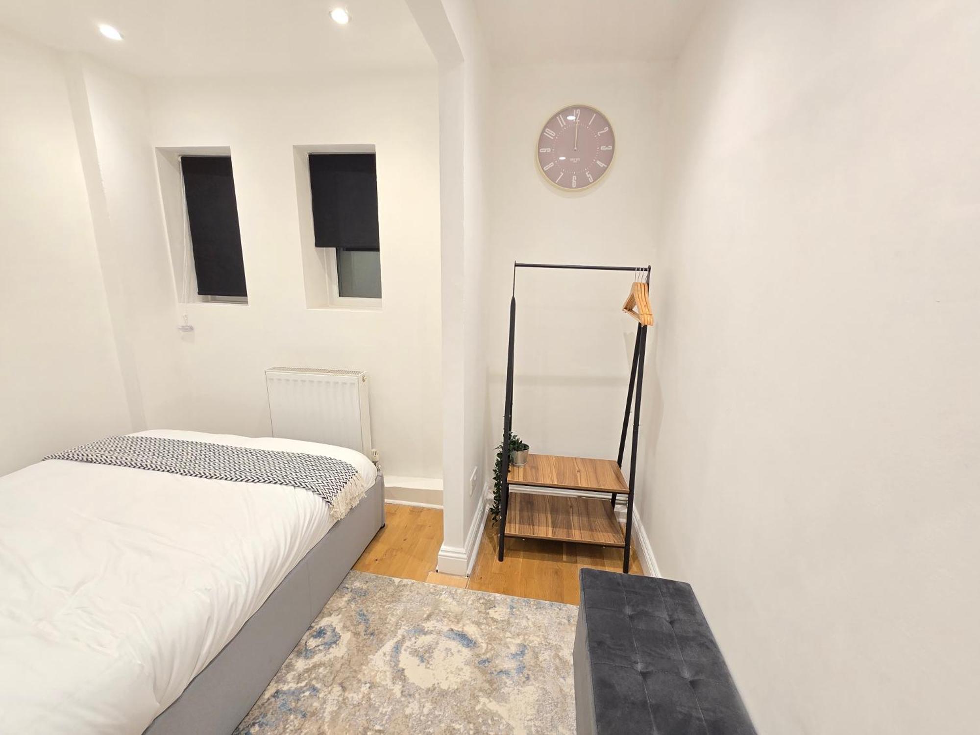 Stylish Flat 10 Mins From Train, Near Emirates & Camden Apartment *