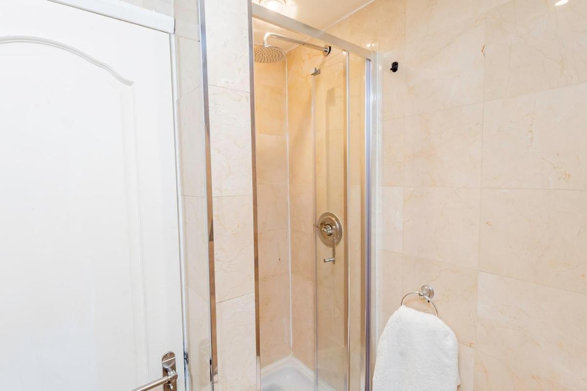 Appartement Stylish 2br Near Hyde Park & Museums, Kensington Londen