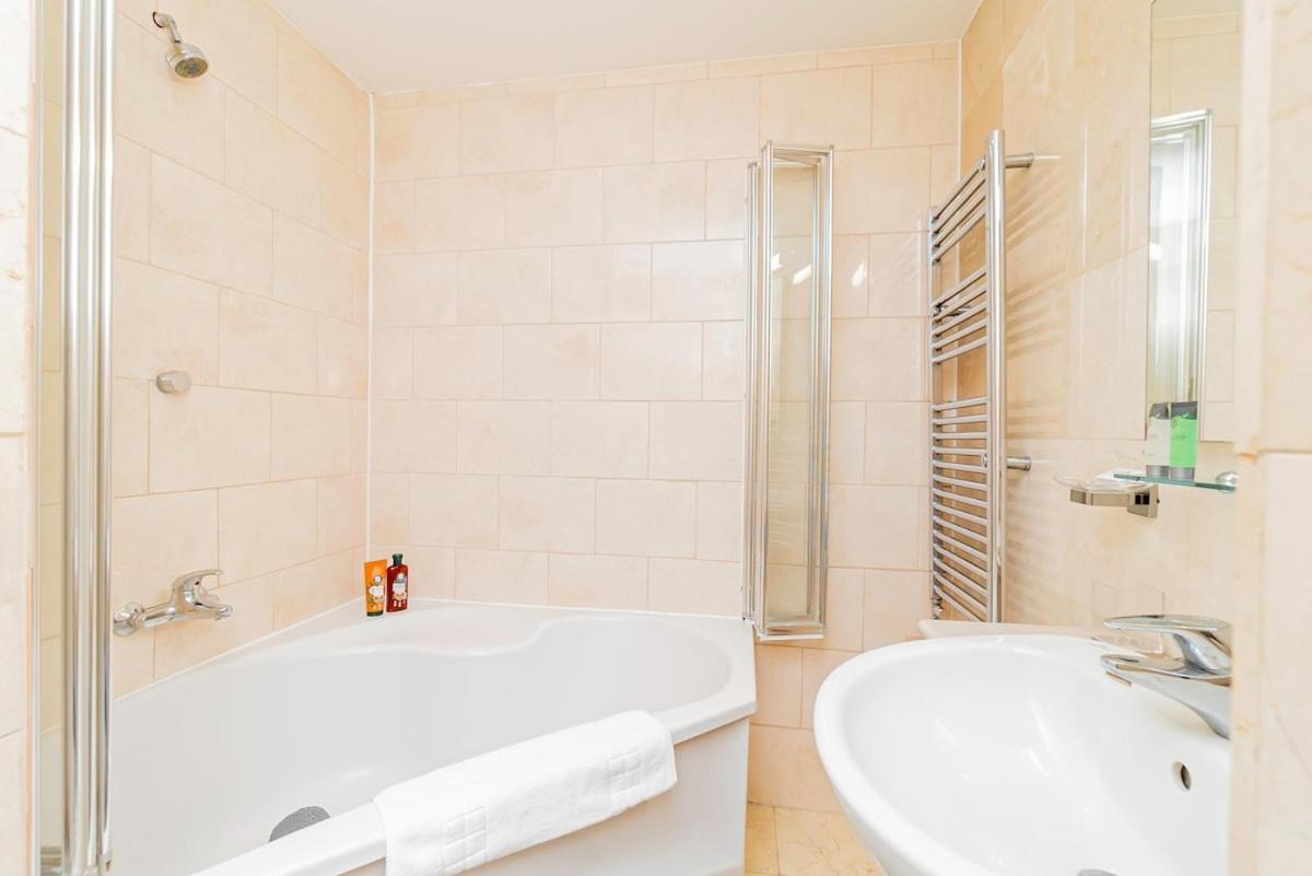 Stylish 2br Near Hyde Park & Museums, Kensington Appartement Londen