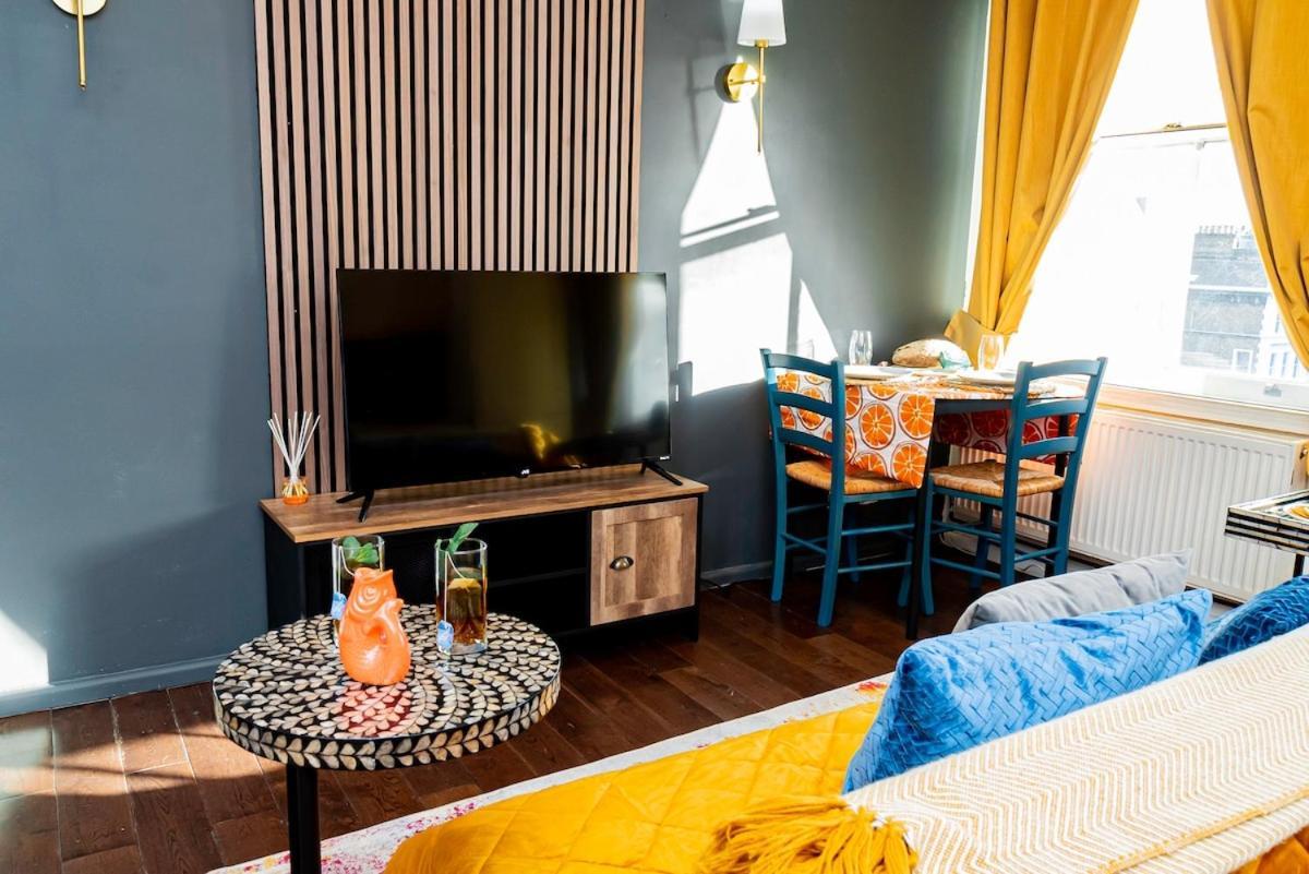 Stylish 2br Near Hyde Park & Museums, Kensington Appartement Londen