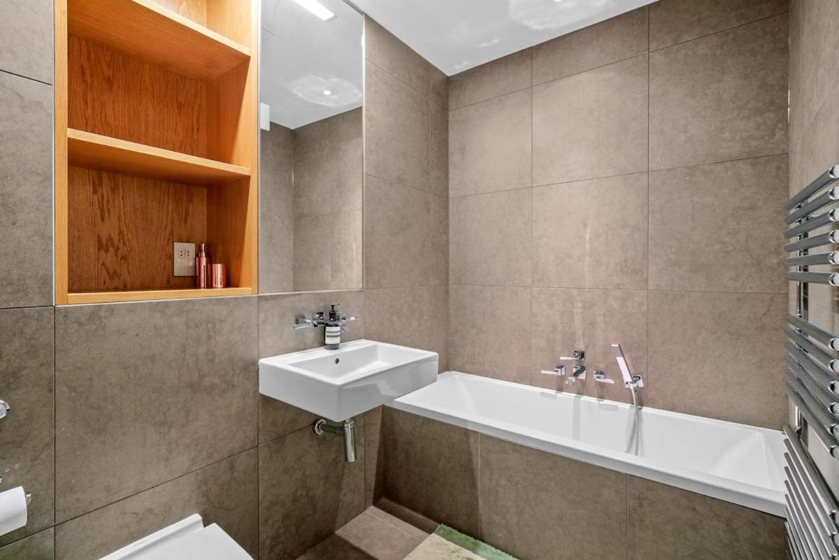 Baker St, Luxury 2 Bed And 2 Bath -