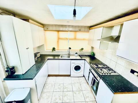 In Plaistow & Free Parking Apartment *