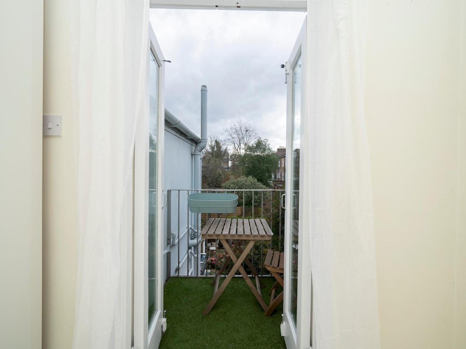 Сasa de vacaciones Pass The Keys Airy 1850s Coach House With Private Balcony