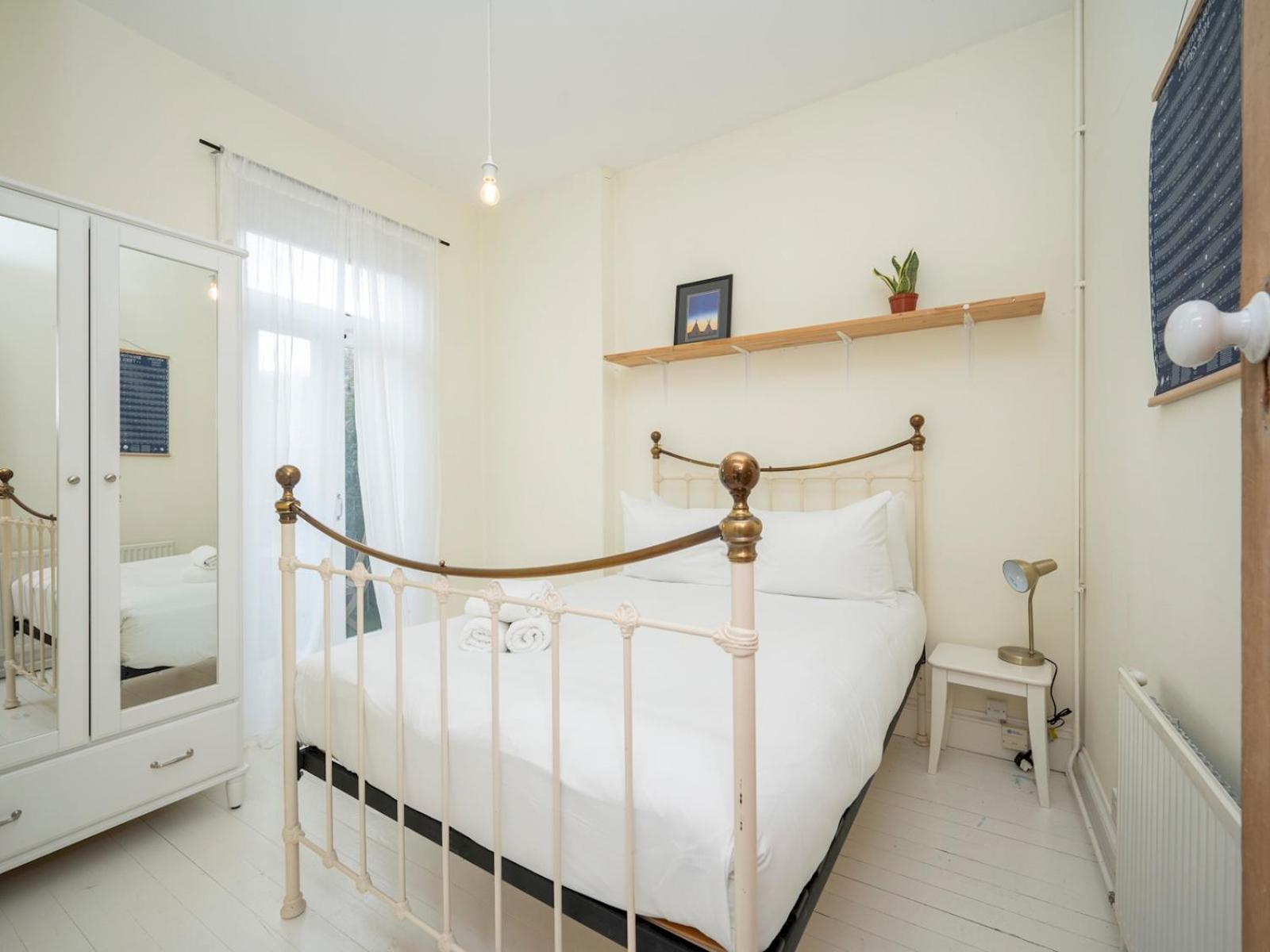 Pass The Keys Airy 1850s Coach House With Private Balcony Сasa de vacaciones Londres