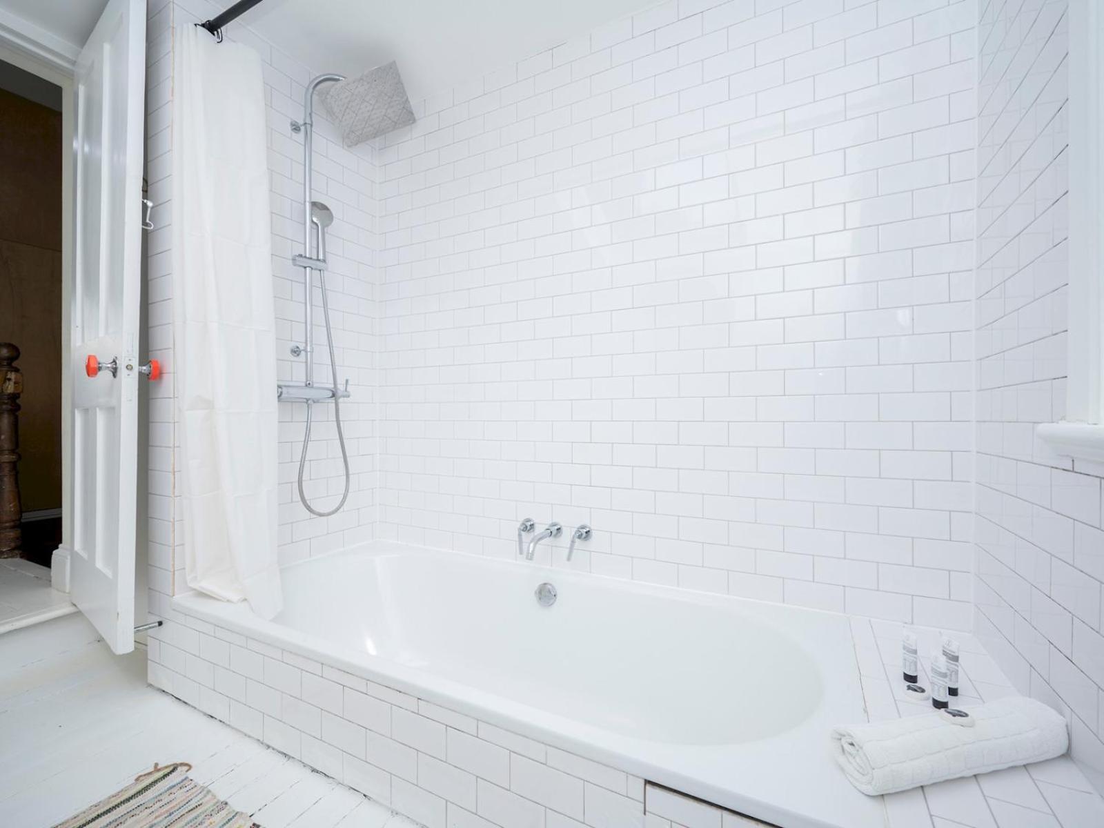 Pass The Keys Airy 1850s Coach House With Private Balcony Сasa de vacaciones