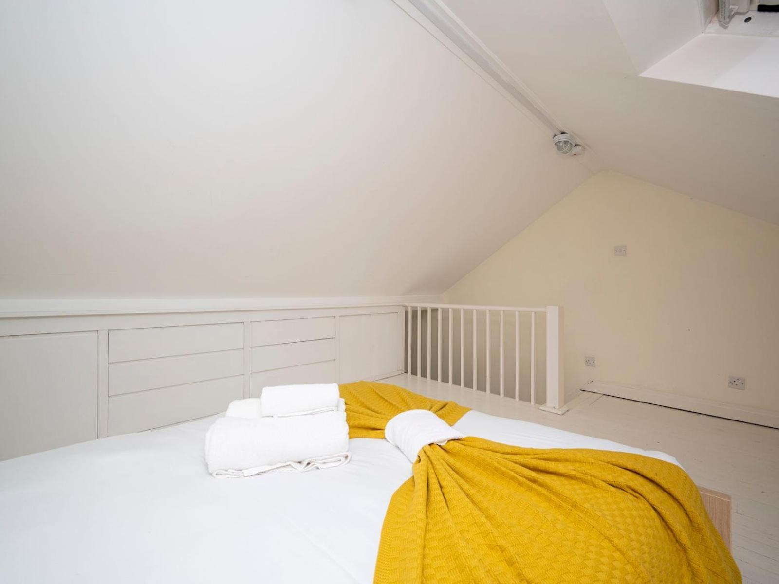 Pass The Keys Airy 1850s Coach House With Private Balcony Сasa de vacaciones