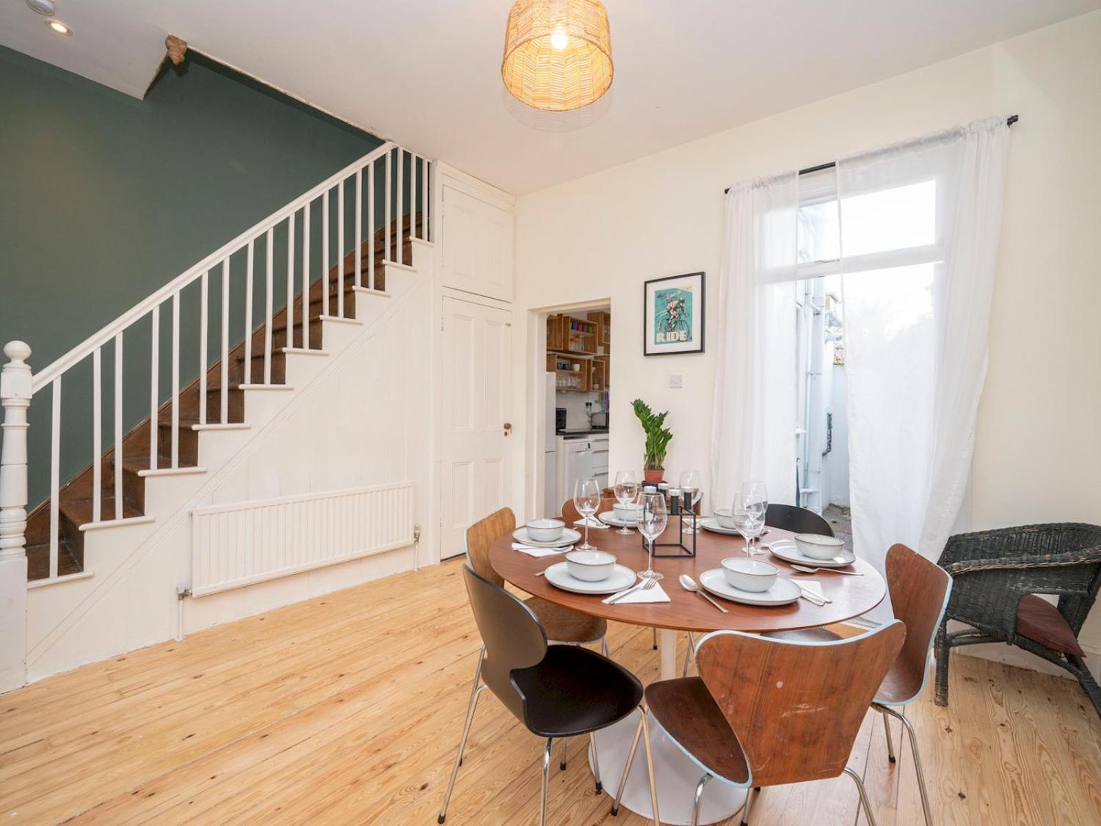 Pass The Keys Airy 1850s Coach House With Private Balcony Сasa de vacaciones Londres