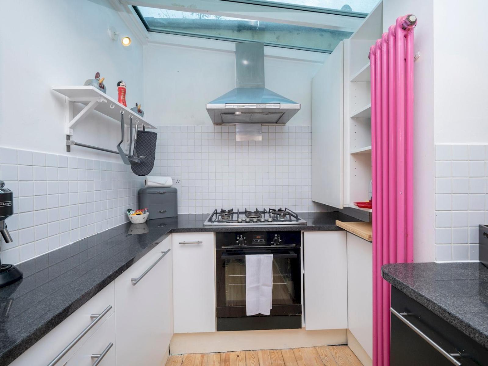 Сasa de vacaciones Pass The Keys Airy 1850s Coach House With Private Balcony Londres